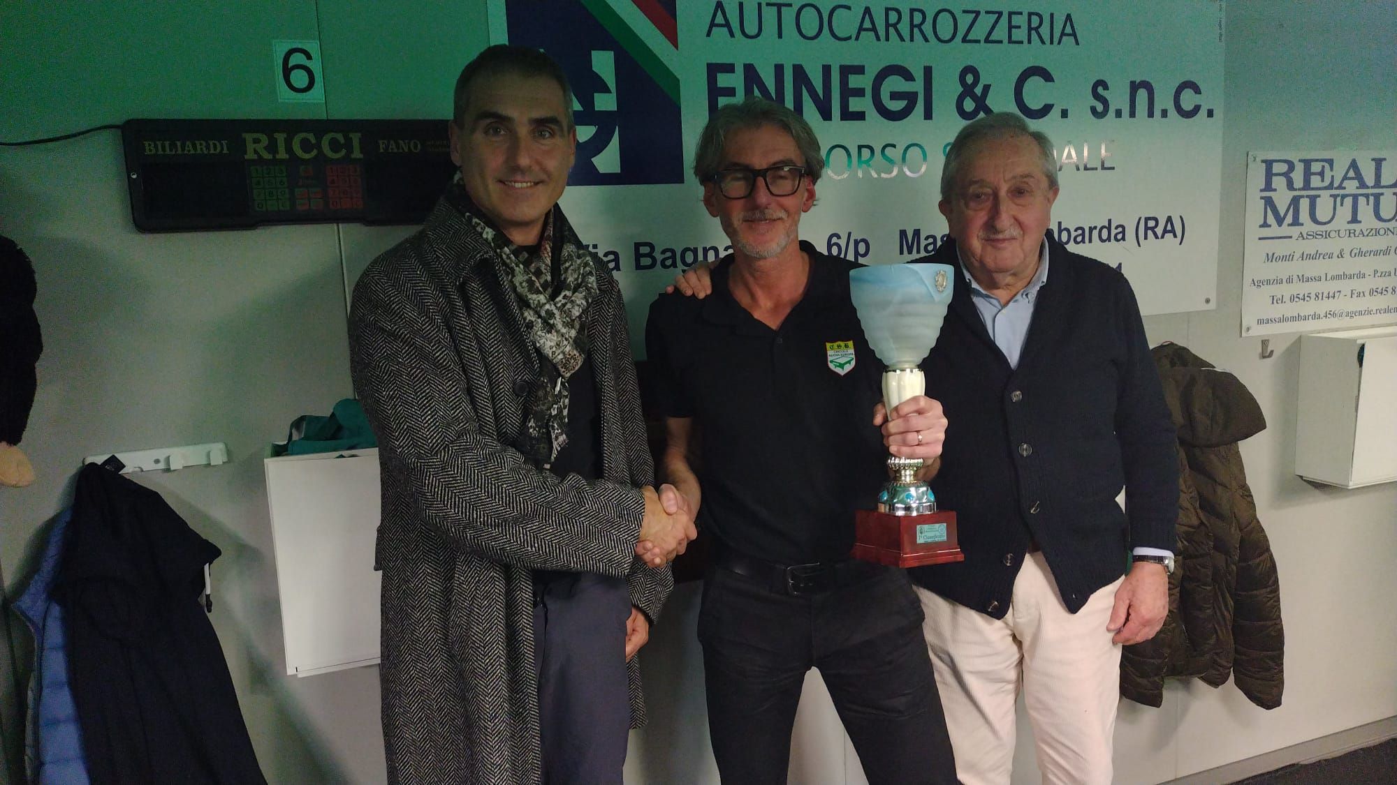 Stefano Sangiorgi, sindaco di Massa Lombarda premia Maurizio Zoffoli assieme ad Antonio Falzoni, presidente pro loco Massa Lombarda