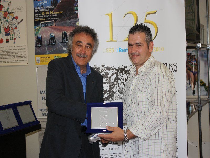 Luciano Rossi, presidente del CONI di Forlì premia Fabio Ravaioli 1° classificato