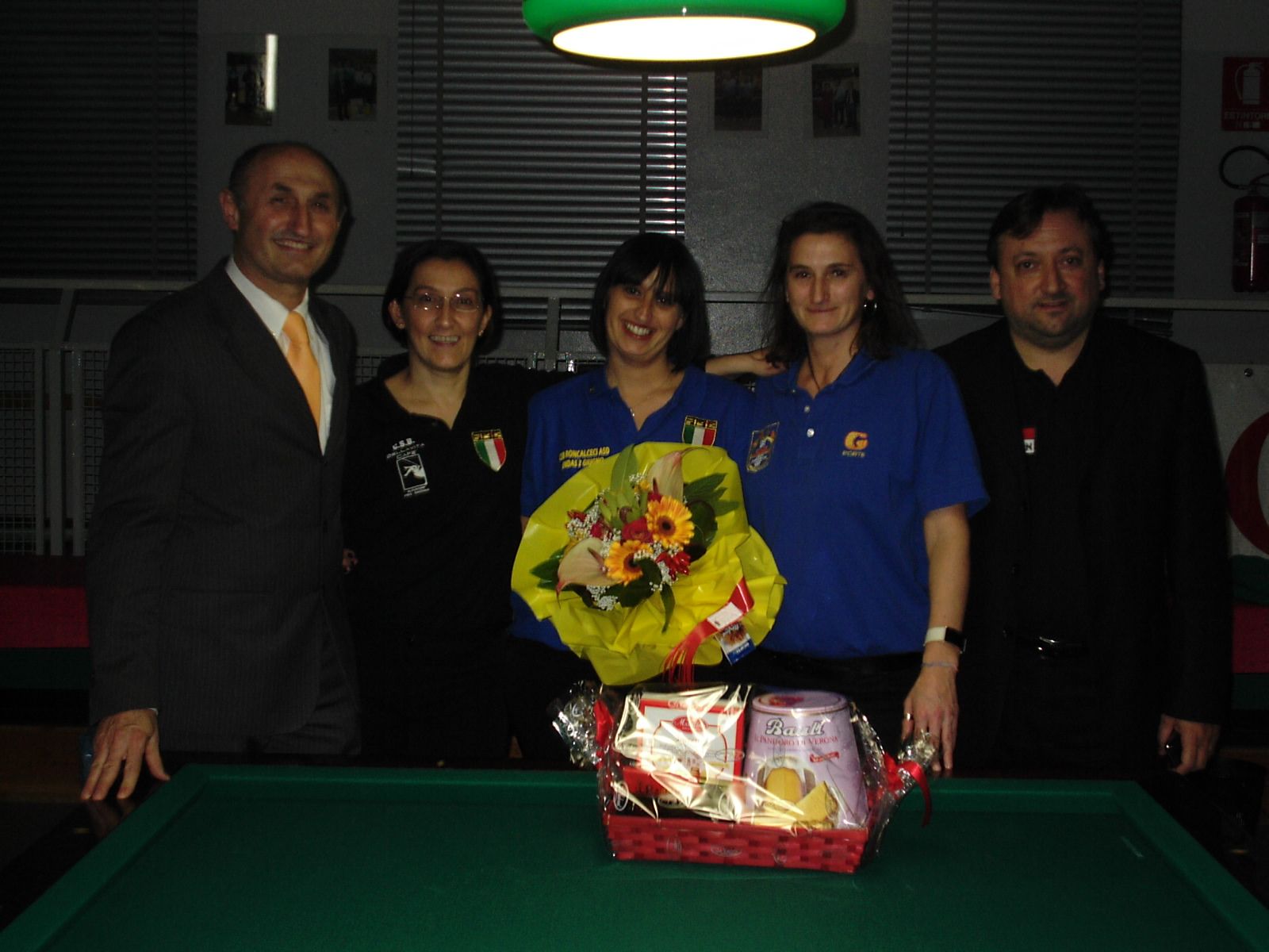 FOTO DELLE PRIME TRE RAGAZZE CLASSIFICATE CON A FIANCO IL PRES. REG. LORIS DE CESARI ED ENRICO ROSA PRES. DI RIMINI E RESPONSABILE SETTORE FEMMINILE