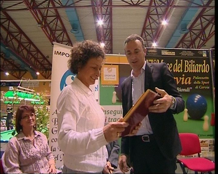 l consigliere federaler Marco Borroni consegna il premio alla professoressa Cristina Porisini