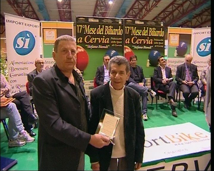 l presidente provinciale di Forlì Antonio Bianchi premia il decano Elio Pezzola