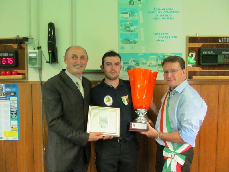 Il vincitore Cristofori Valentino, premiato dal sindaco Roberto Balzani e da Loris de Cesari 