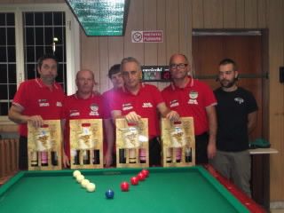 LA SQUADRA SECONDA CLASSIFICATA DEL TAVERNA VERDE CON IL TITOLARE DEL BAR DELLA BOCCIOFILA DI IMOLA LUCA GARDENGHI
