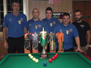 LA SQUADRA VINCITRICE DEL PASSO RIPE ANCONA CON IL TITOLARE DEL BAR DELLA BOCCIOFILA DI IMOLA LUCA GARDENGHI