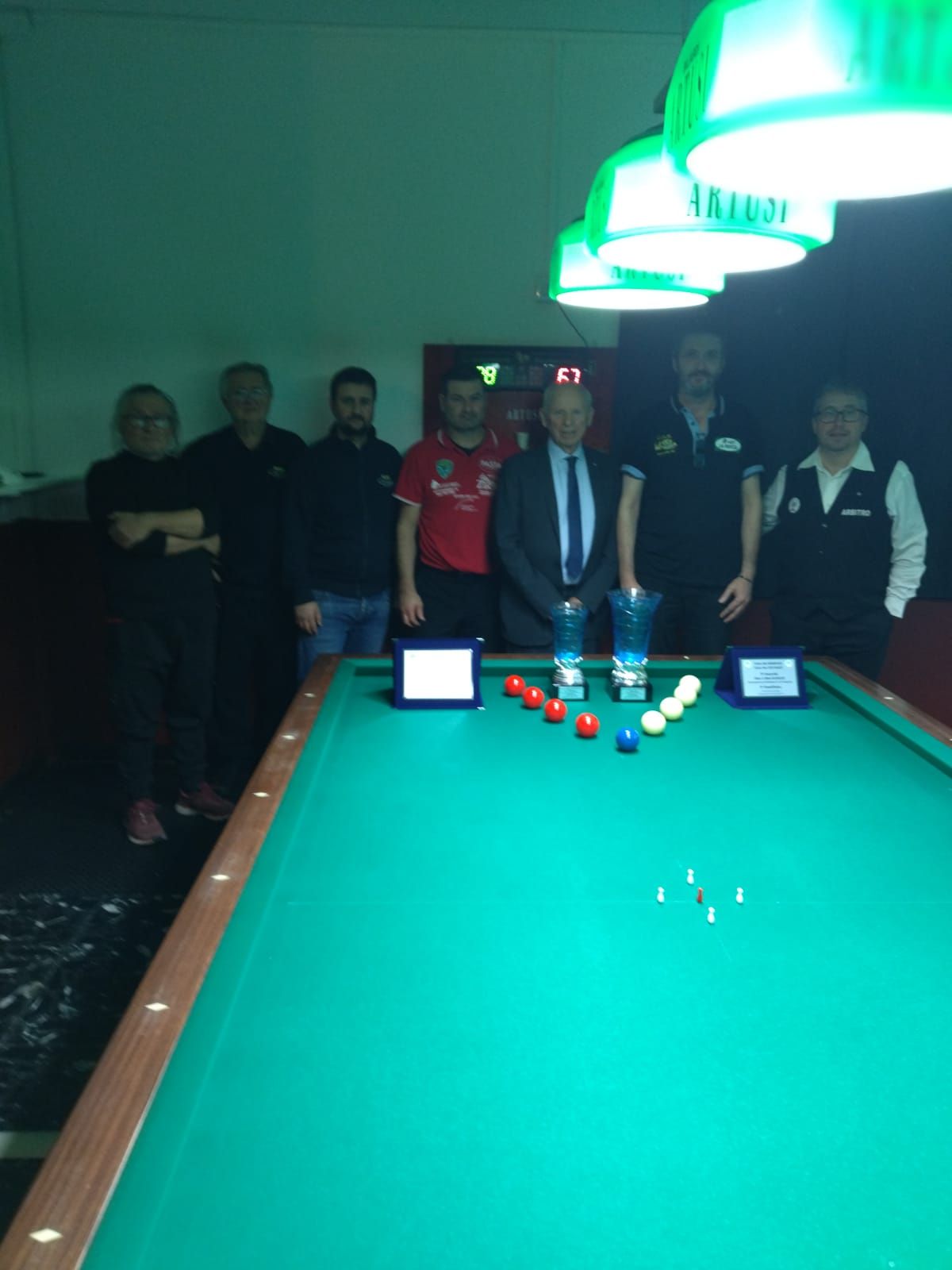Nella foto il vincitore Catellani Gabriele, il secondo Mussoni Luca, il Presidente Regionale Naldi Luciano, l'arbitro Donini Maurizio ed alcuni rappresentanti della famiflia Sanzani compreso i gestori del locale che ci ha benevolmente accolti. 