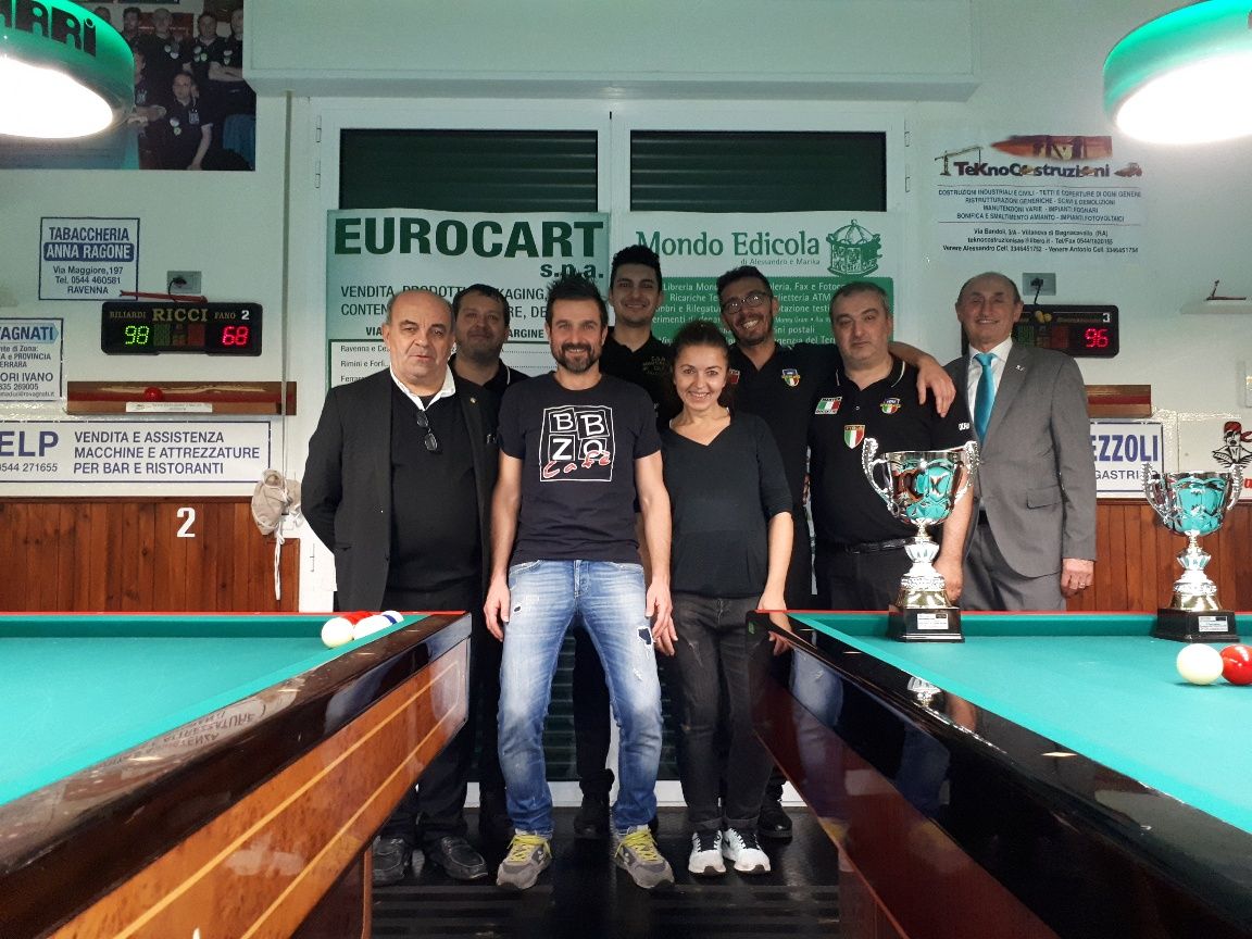 Foto di gruppo dei 4 semifinalisti con Amorati Oriano (Pres. Comitato di Ravenna) - Omar e Barbara (gestori del BBZO Caffè) e Loris De Cesari (Cons. Federale)