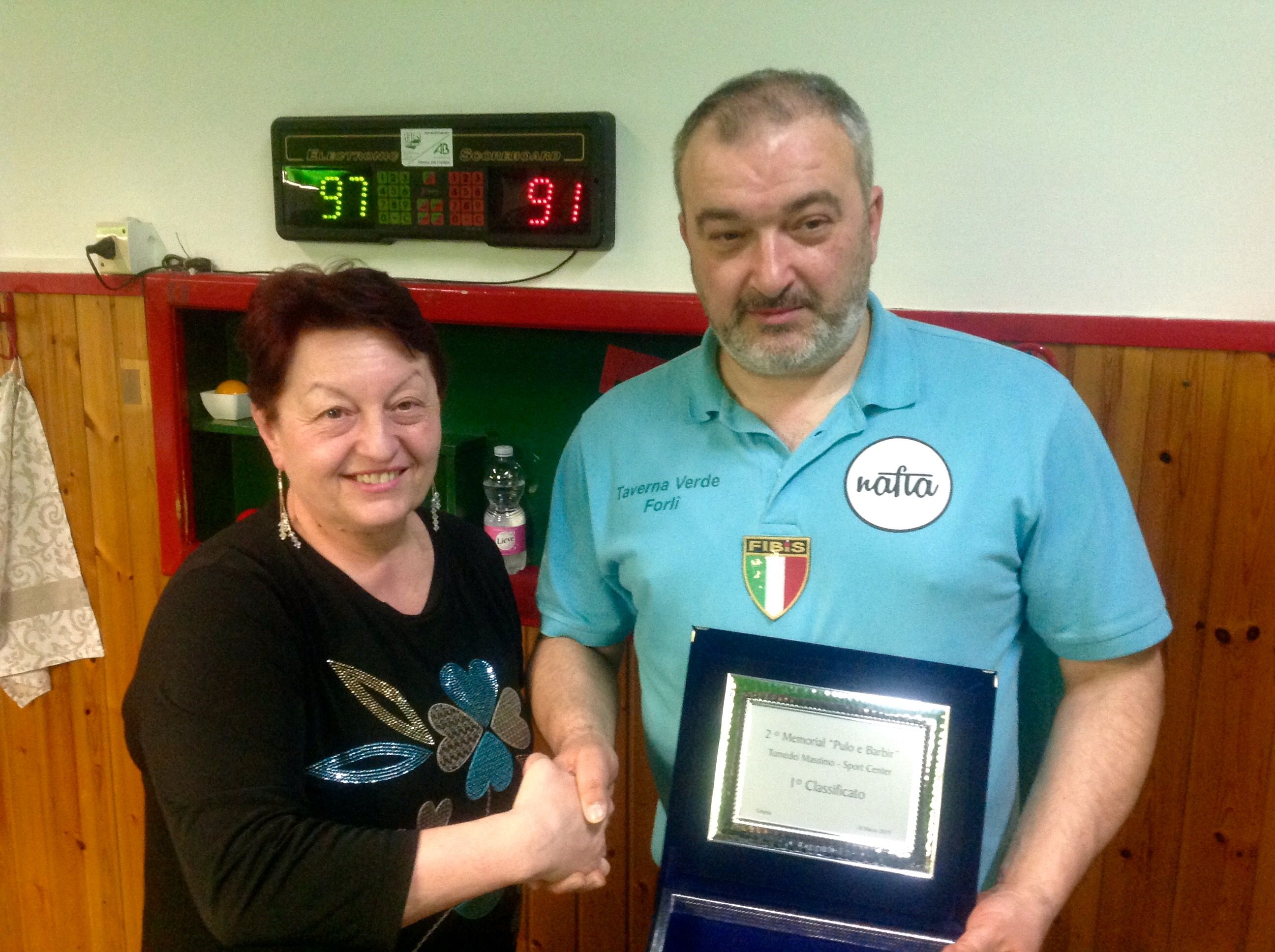 Plachesi Morena consegna il premio al 1° classificato Cicali Massimo