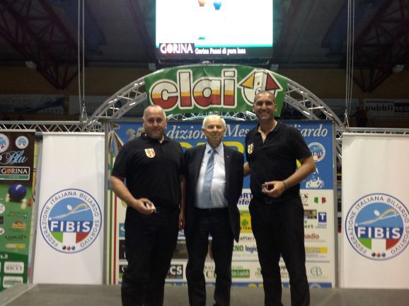 Bonoli Gabriele-Capriotti Luigi premiati da Naldi Luciano pres. Comitato di Forlì/Cesena)