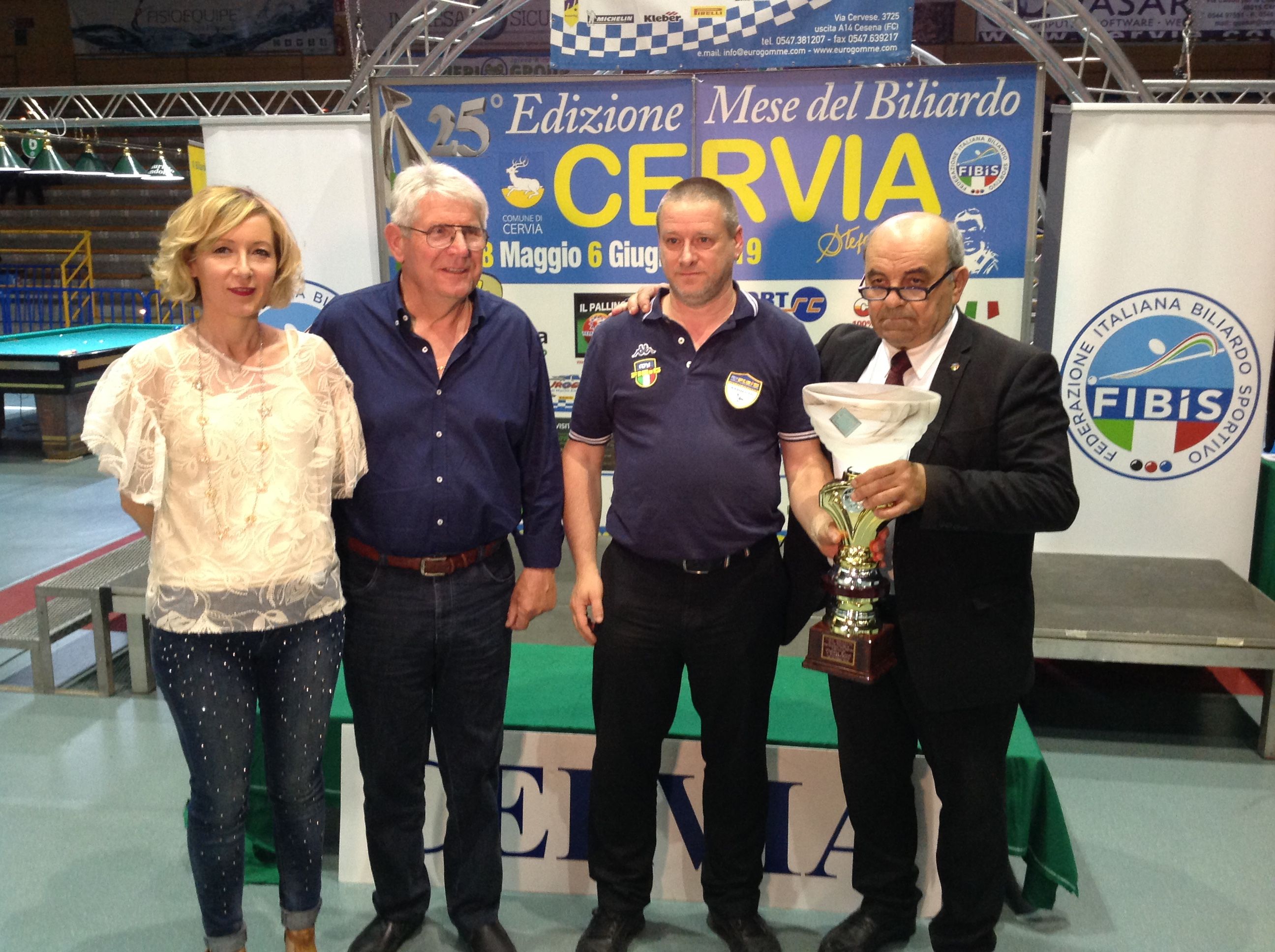 Vassura Massimiliano premiato da Augusto Landi (Pres. Reg.le Fibis), Oriano Amorati (pres. Comitato Ravenna) e Stefania Ceccarelli