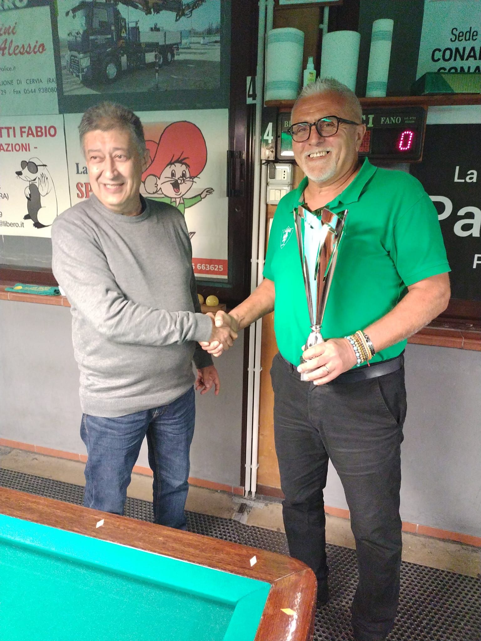 Il 2^ classificato Liverani Stefano premiato da Cimatti Bruno (pres. Circolo Nuova Europa)