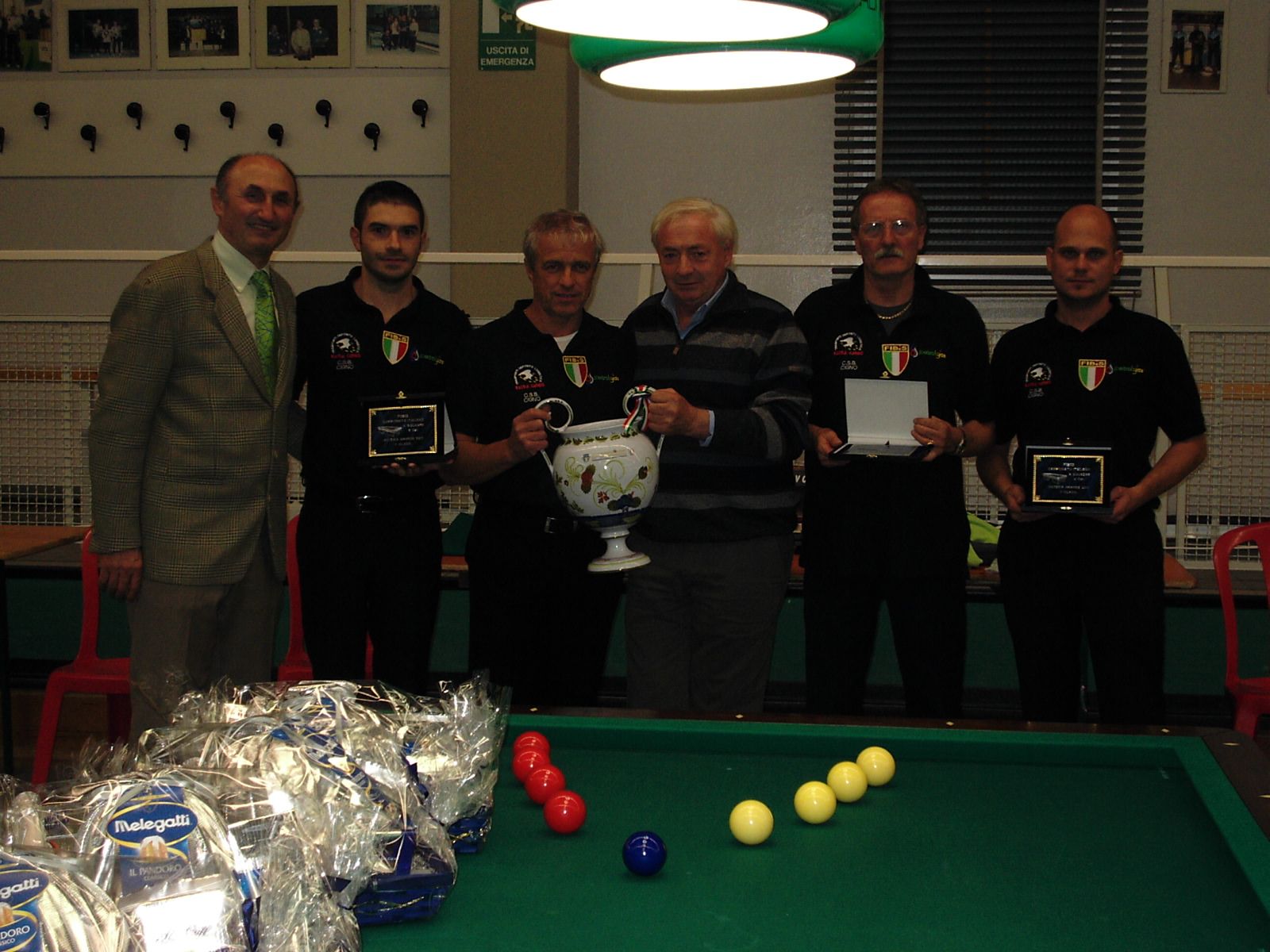 LA SQUADRA NEO CAMPIONE D'ITALIA DI ANCONA DEL CSB CIGNO MOIE PREMIATA DAL PRESIDENTE DELLA BOCCIOFILA DI OSTERIA GRANDE SIG. GIULIANO GIORDANI E DAL PRESIDENTE REGIONALE FIBIS LORIS DE CESARI