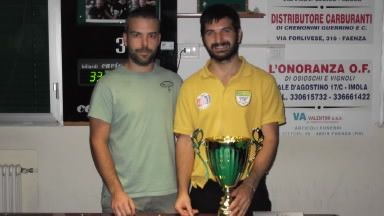 IL NEO CAMPIONE REGIONALE DI TERZA CATEGORIA DARIO CORSANO DI MOLINELLA BOLOGNA PREMIATO DAL BARISTA DEL CAFFE' DELLA BOCCIOFILA LUCA GARDENGHI