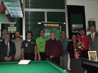 I FINALISTI CON IL PRESIDENTE REGIONALE FIBIS LORIS DE CESARI, IL PRESIDENTE DEL MANUEL CAFFE' DELLA BOCCIOFILA OTELLO OSIOSCHI, IL BARISTA DELLA BOCCIOFILA LUCA GARDENGHI ED I FAMIGLIARI DI MANUEL MAROCCHI