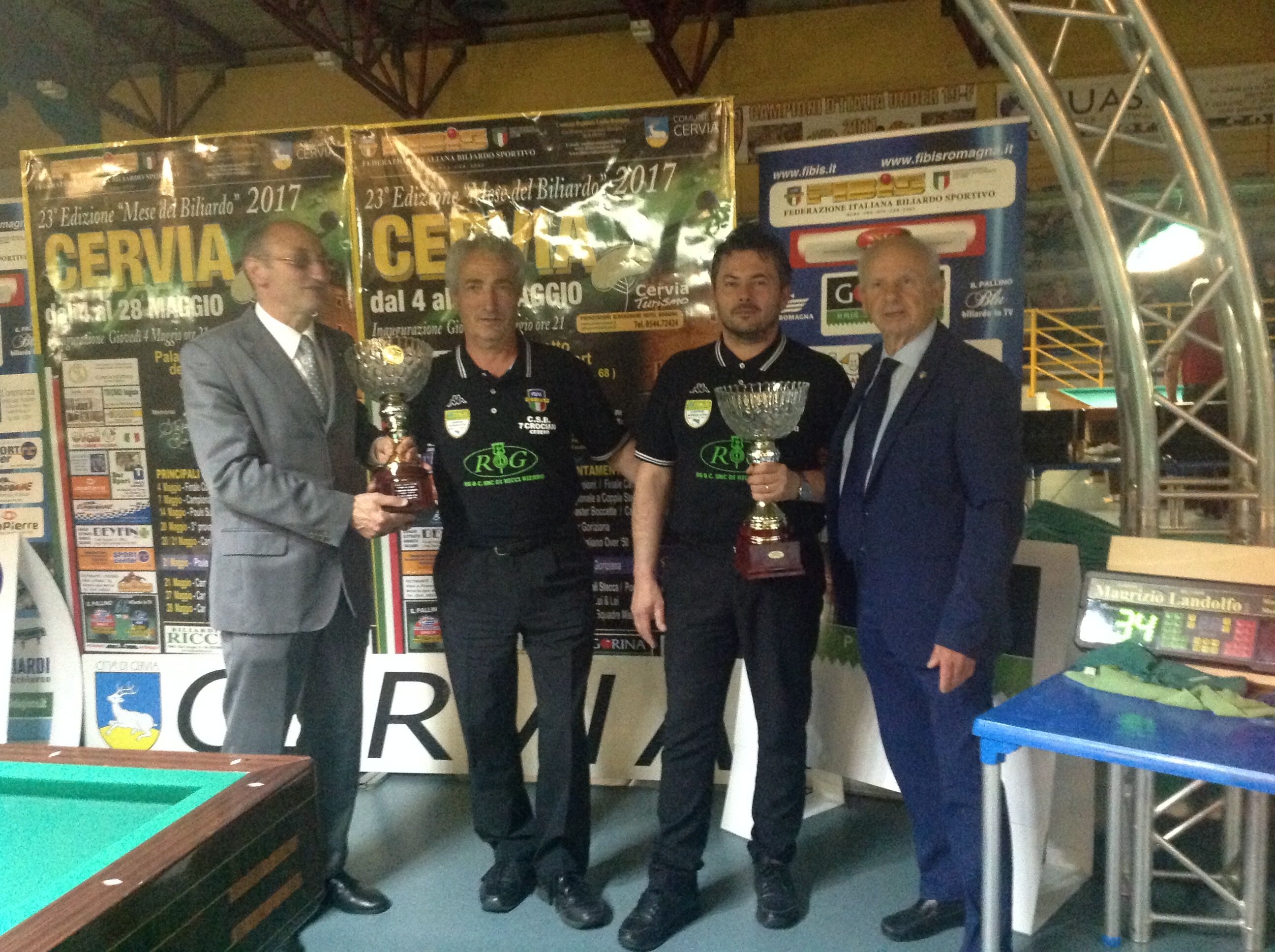 Il Condigliere Federale Loris De Cesari e il Presidente Provinciale FC Naldi Luciano premiano la coppia vincitrice Sirri Fausto - Bolognesi Stefano