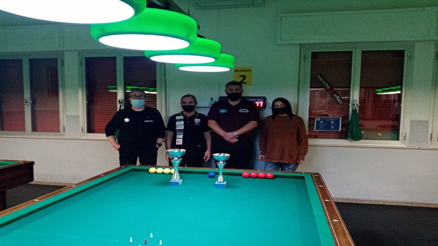 Il Vincitore Siboni Ramon il 2� Class. Jano Jovan l'arbitro Donini Maurizio ed il Gestore del Circolo Sig.na Consuelo